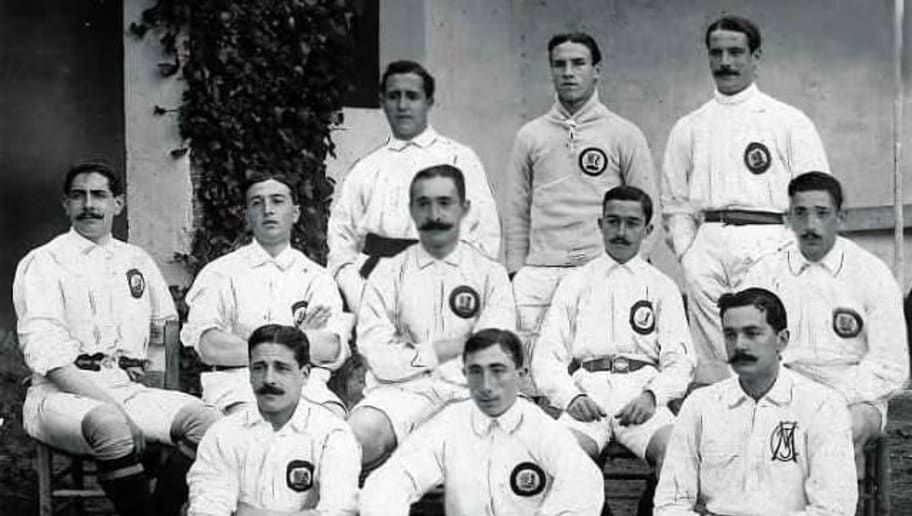 Il Madrid F.C. nel 1902. Sulle maglie dei giocatori sono presenti due tipi di stemmi