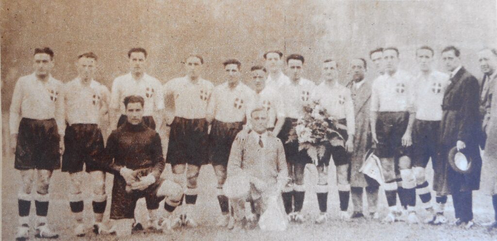 Foto di gruppo con gagliardetti prima di Spagna – Italia giocata il 14 giugno 1925